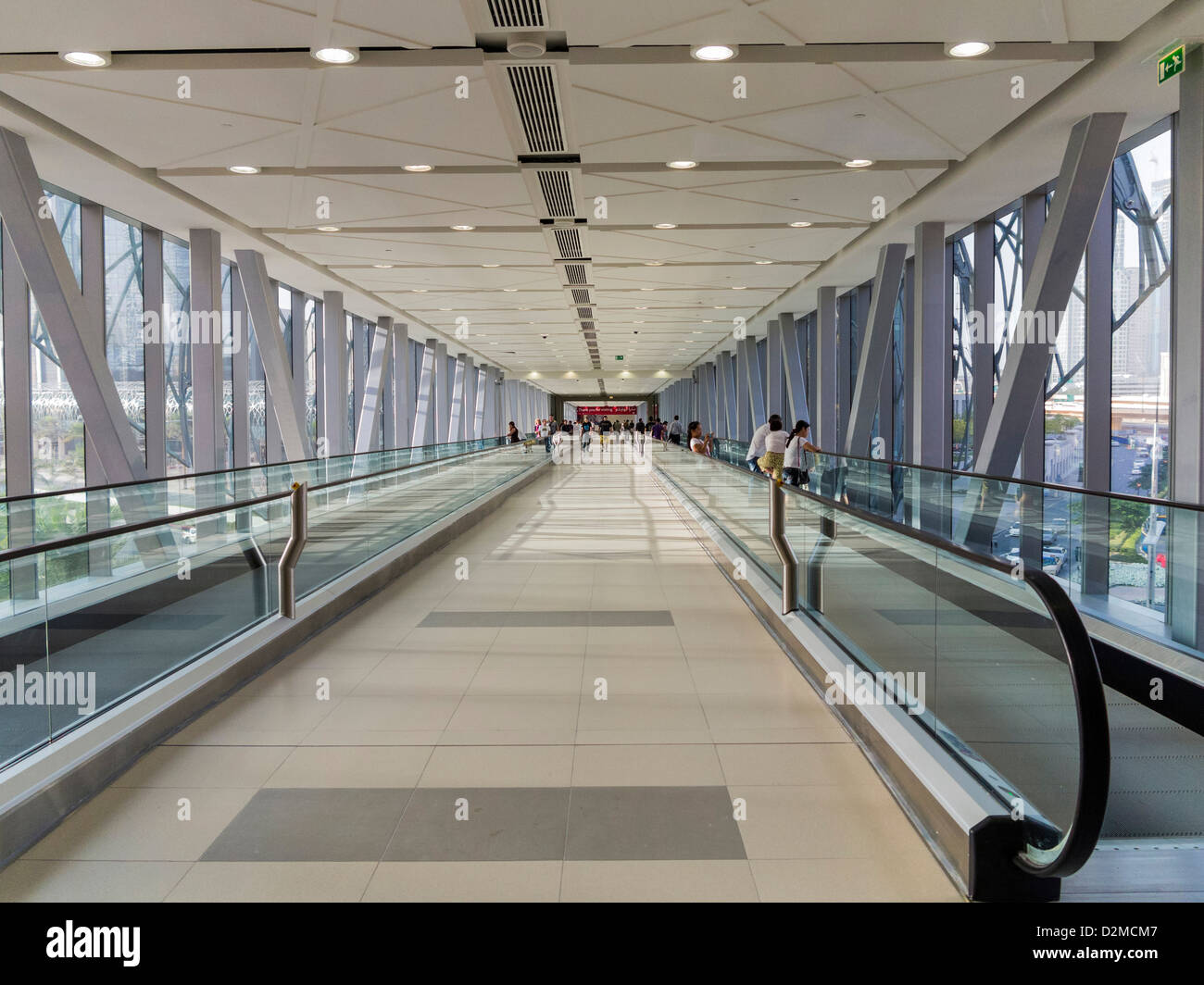 La nouvelle passerelle (ouvert le jour de Noël 2012) reliant le métro avec le centre commercial de Dubaï Banque D'Images