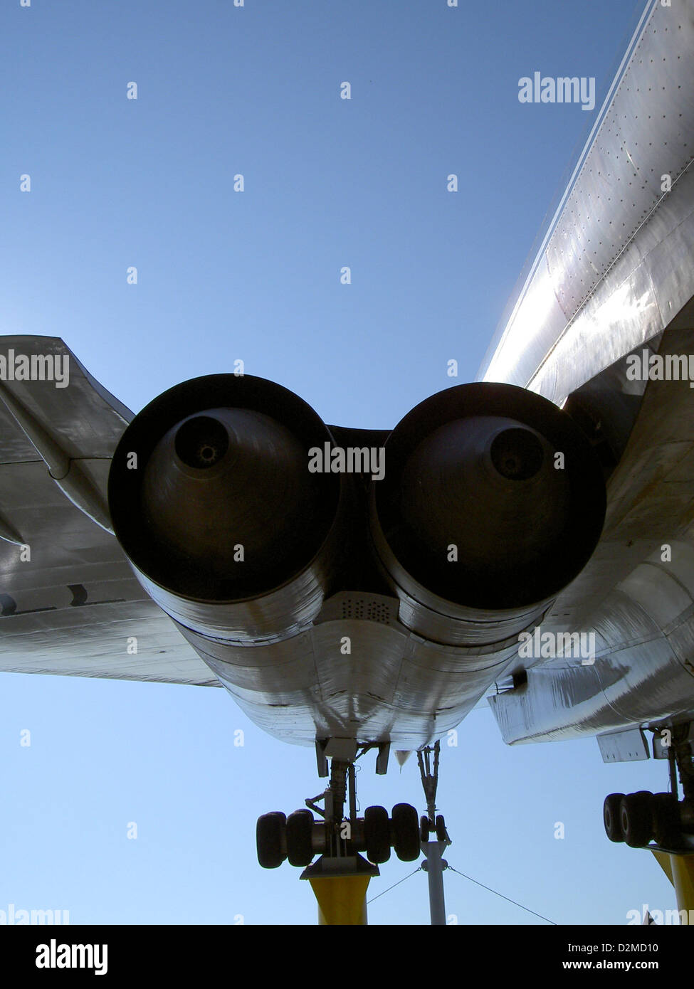 Le tu-144 était un avion de ligne supersonique soviétique, souvent comparé au Concorde. L'échappement du moteur de cet avion est connu pour son bruit distinctif et sa grande puissance, reflétant les capacités à grande vitesse de l'avion. Banque D'Images