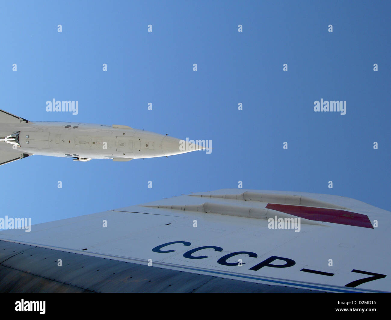 L'empennage du Tupolev tu-144 de construction soviétique et le nez du Concorde franco-britannique sont emblématiques de l'histoire de l'aviation supersonique. Les deux avions ont été développés dans les années 1960 et ont été conçus pour briser le mur du son pour les voyages aériens commerciaux. Banque D'Images