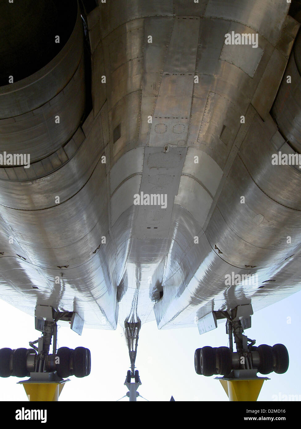 Le tu-144, un avion de passagers supersonique soviétique, était connu pour son ingénierie avancée. Le ventre de l'avion souligne son design aérodynamique distinctif, qui lui a permis de voyager à des vitesses supérieures au son, similaire au Concorde. Banque D'Images