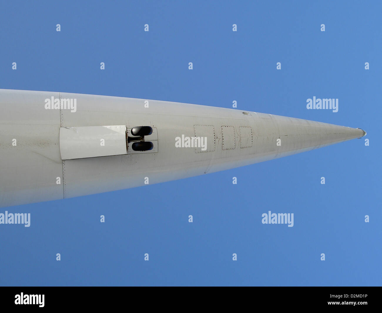 Le jet de passagers supersonique Concorde, exposé au musée Sinsheim, présente sa queue et son train d'atterrissage uniques. Cet avion, connu pour sa vitesse et ses avancées technologiques, représente une étape importante dans l’histoire de l’aviation. Banque D'Images