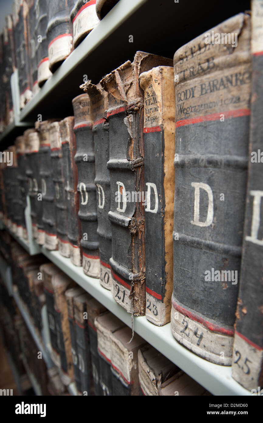 De vieux livres en rangées sur une étagère de bibliothèque musée du monastère de focus et de flou Banque D'Images
