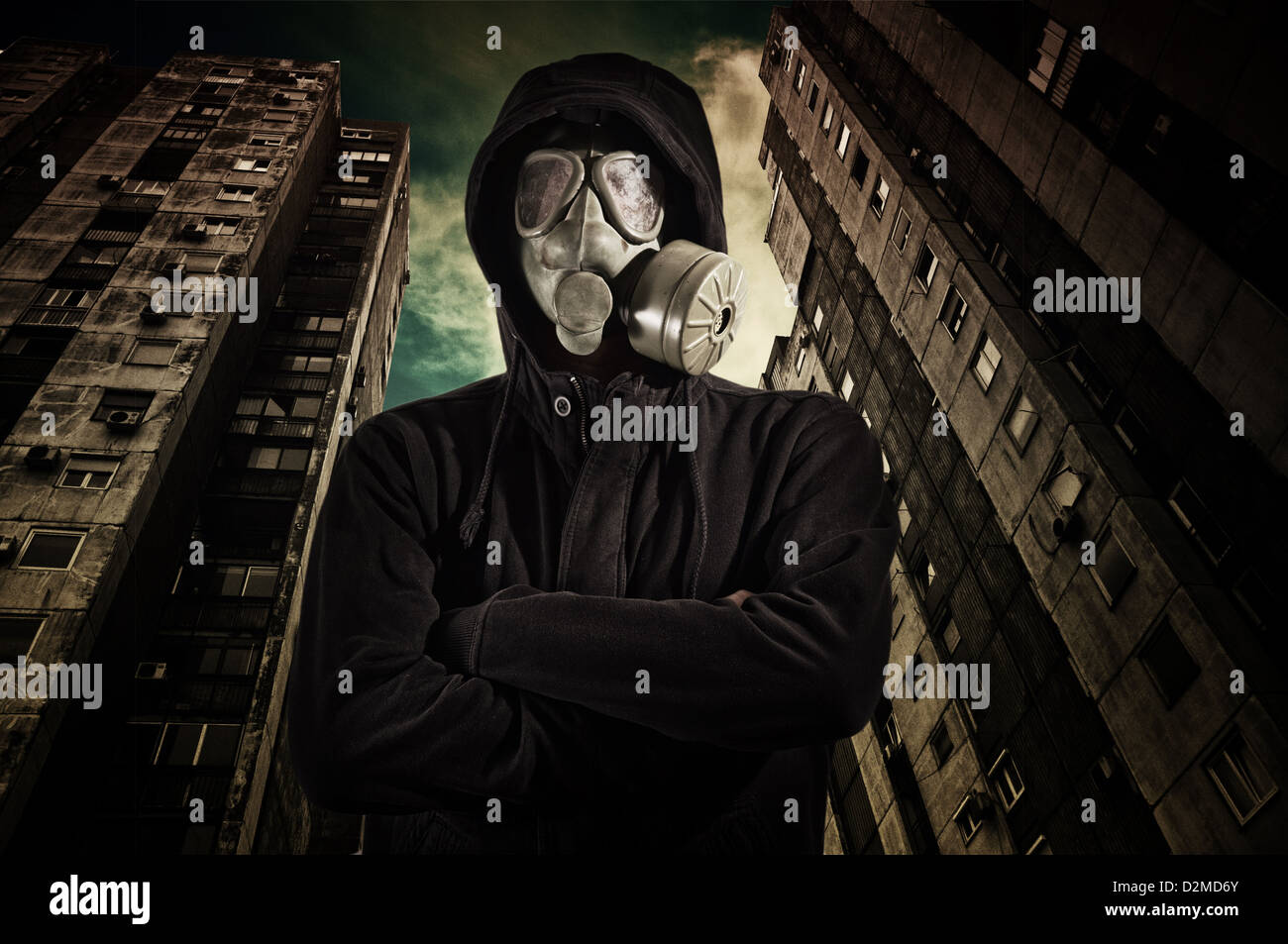 L'homme dans des vêtements sombres portant un masque respiratoire gaz classique Banque D'Images