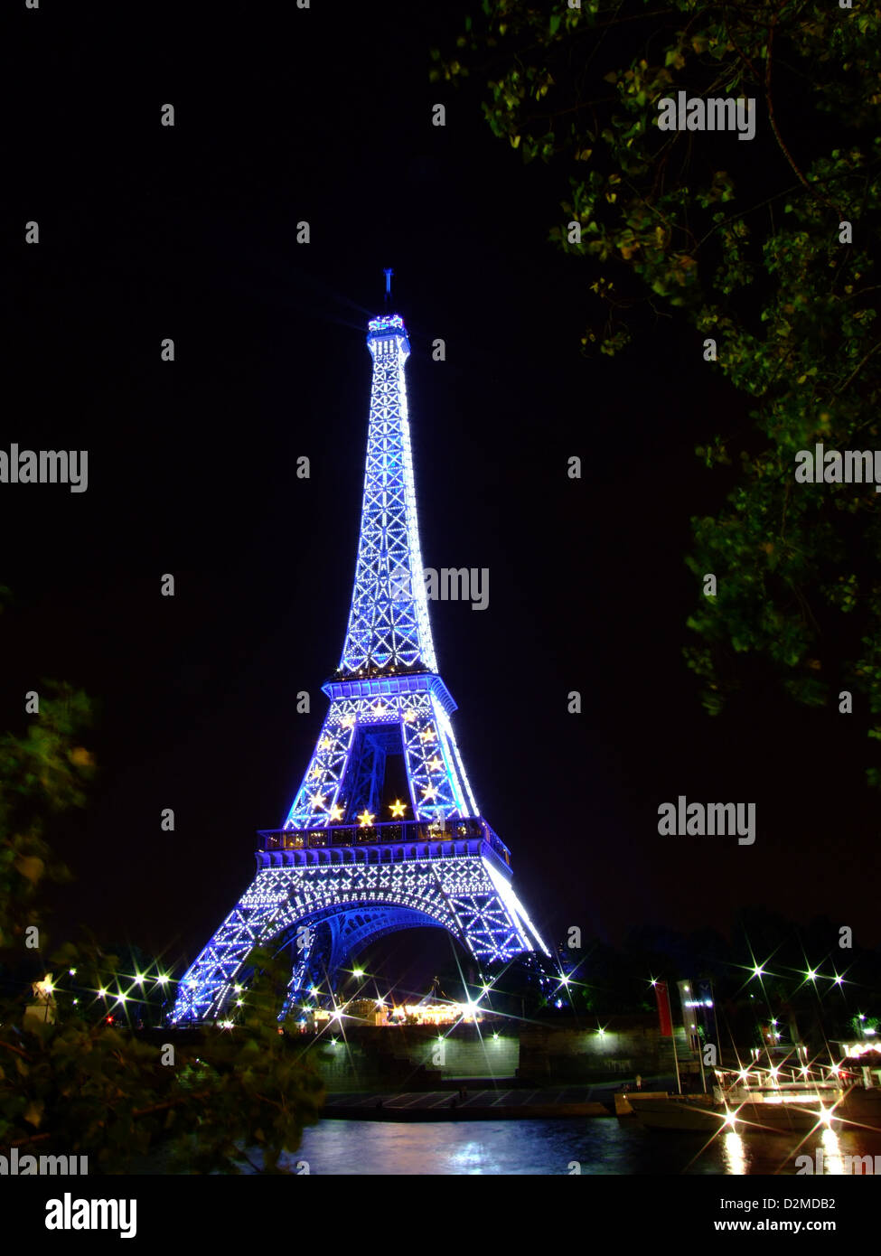 La Tour Eiffel, située à Paris, en France, est l'un des monuments les plus reconnaissables au monde. Construit en 1889 pour l’exposition universelle, il mesure 330 mètres de haut et est un symbole mondial de la France. La tour attire des millions de visiteurs chaque année, offrant une vue panoramique sur la ville et la Seine. C’est une merveille d’ingénierie et reste l’un des monuments payants les plus visités au monde. Banque D'Images