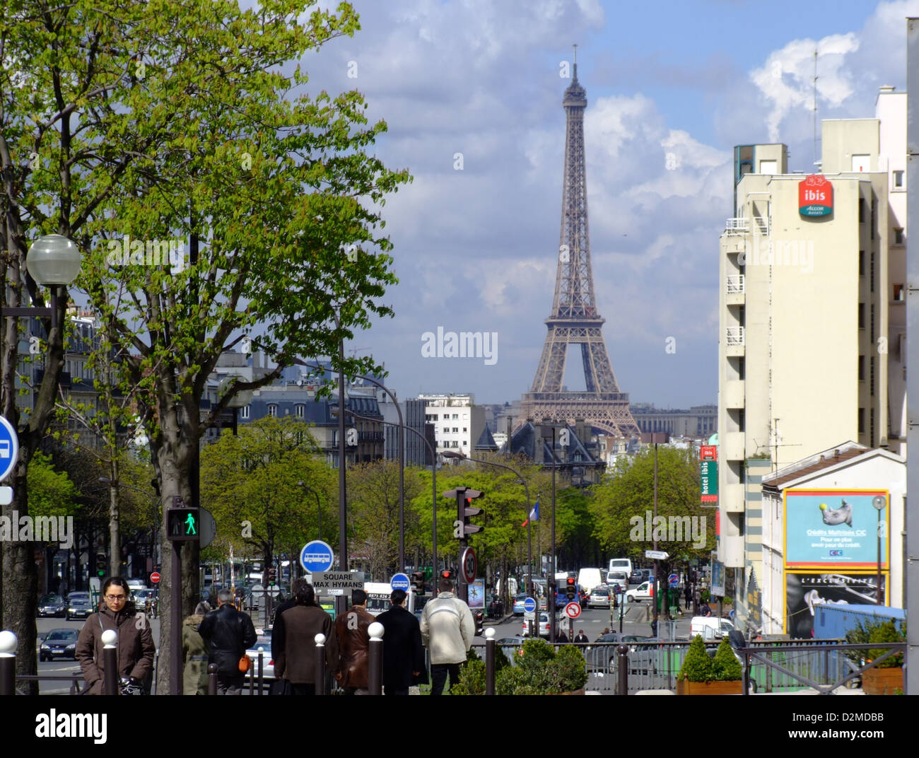 La Tour Eiffel est une icône mondiale située à Paris, en France. Achevé en 1889 dans le cadre de l'exposition universelle, il mesure 324 mètres de haut et est l'un des monuments payants les plus visités au monde, offrant une vue panoramique sur la ville. Banque D'Images