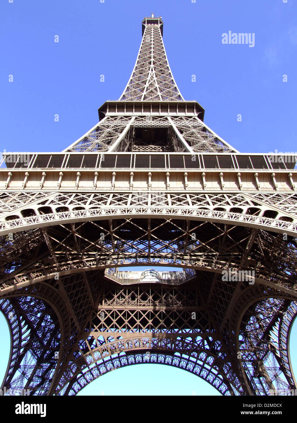 La Tour Eiffel à Paris est l'une des structures les plus reconnaissables au monde. Achevé en 1889, il a été initialement conçu comme une pièce d'exposition temporaire et est depuis devenu un symbole mondial de la culture française et de la réalisation architecturale. Banque D'Images