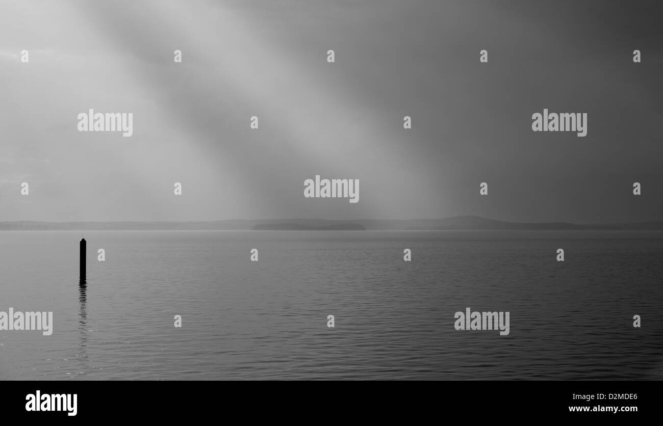 Rayons sur le lac Keitele , Finlande Banque D'Images