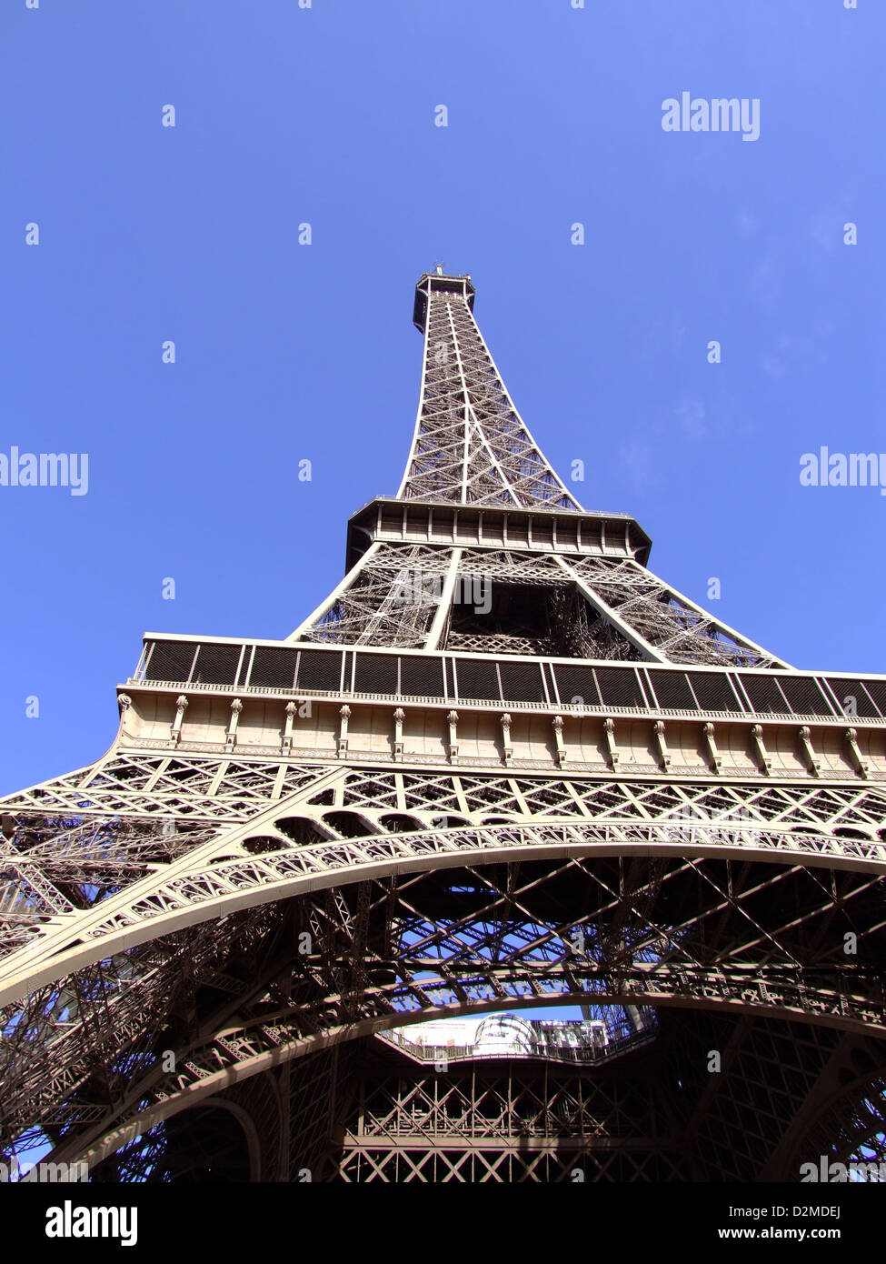La Tour Eiffel est l'un des monuments les plus emblématiques de Paris, en France. Culminant à 330 mètres de haut, il a été achevé en 1889 pour l'exposition universelle et reste l'un des monuments payants les plus visités au monde. Banque D'Images
