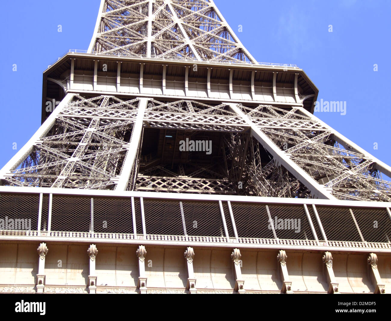 La Tour Eiffel est un monument emblématique de Paris, en France, connu pour sa structure en treillis de fer. Mesurant 324 mètres de haut, il a été construit à l'origine comme arc d'entrée pour l'exposition universelle de 1889. Aujourd’hui, c’est l’un des monuments payants les plus visités au monde. Banque D'Images