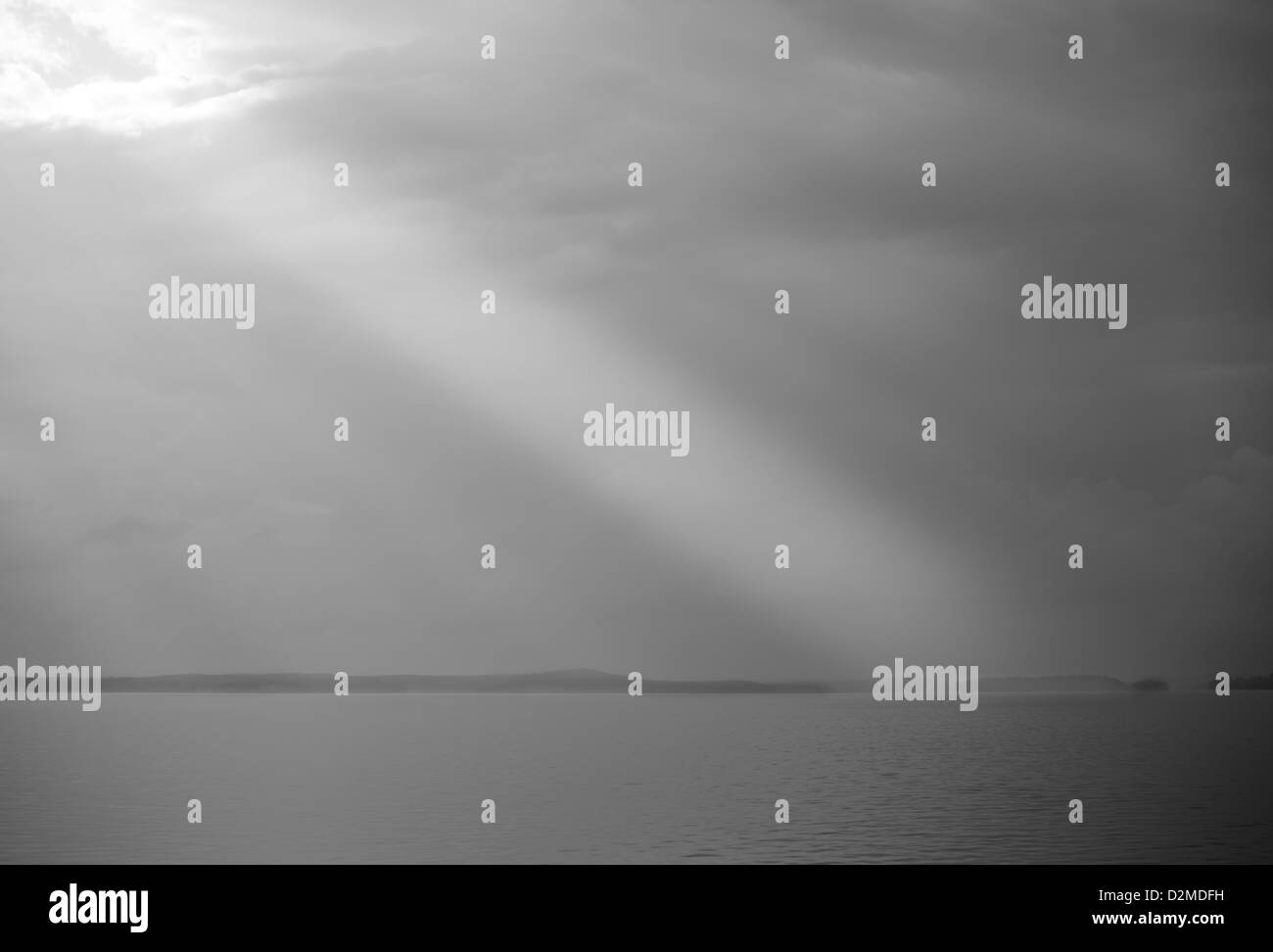 Sunbeam sur le lac Keitele , Finlande Banque D'Images