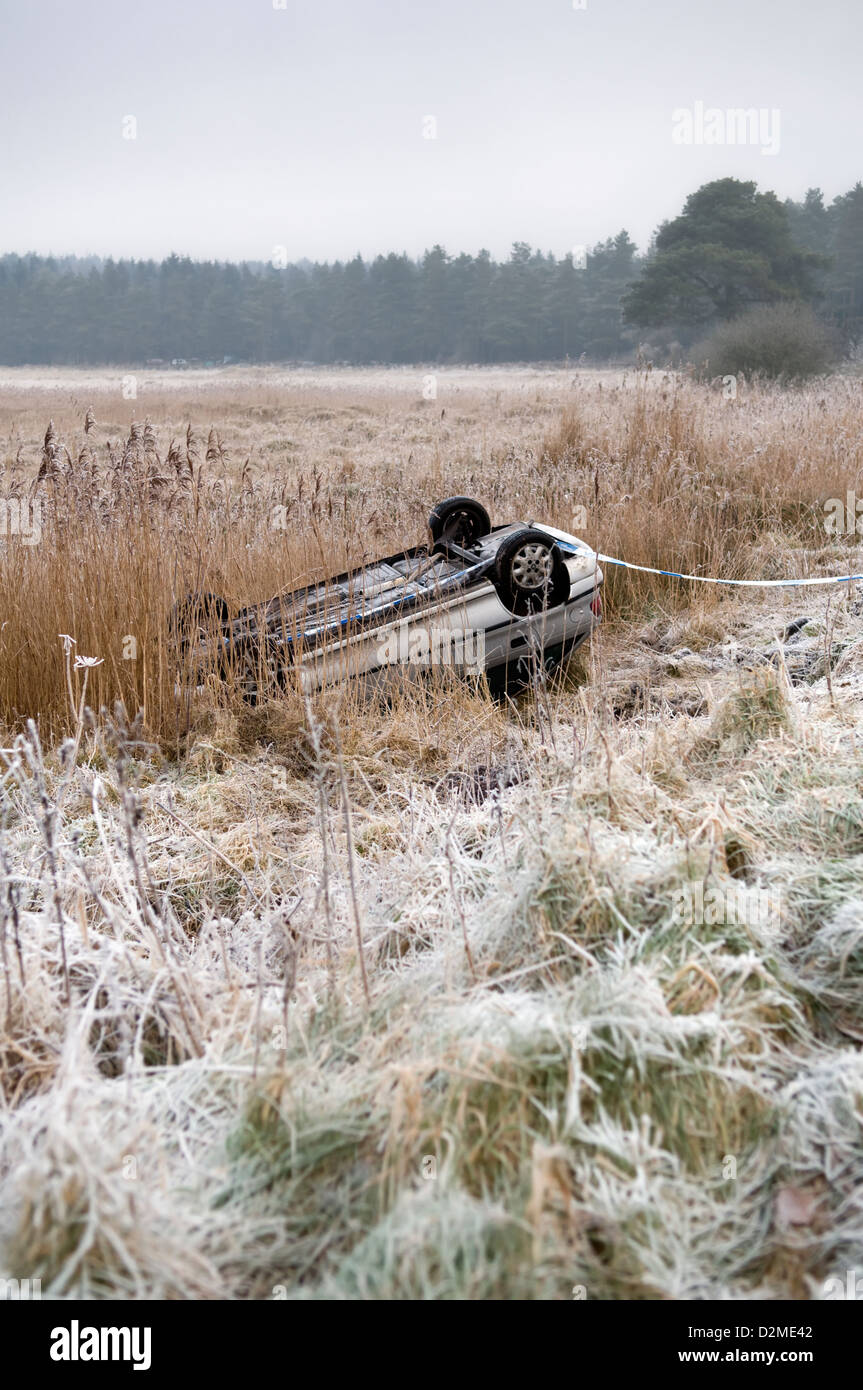 Voiture renversée d'un accident de la route sur une route de campagne sinueuse givre épais suivantes prises nr Priddy Mendips uk Banque D'Images