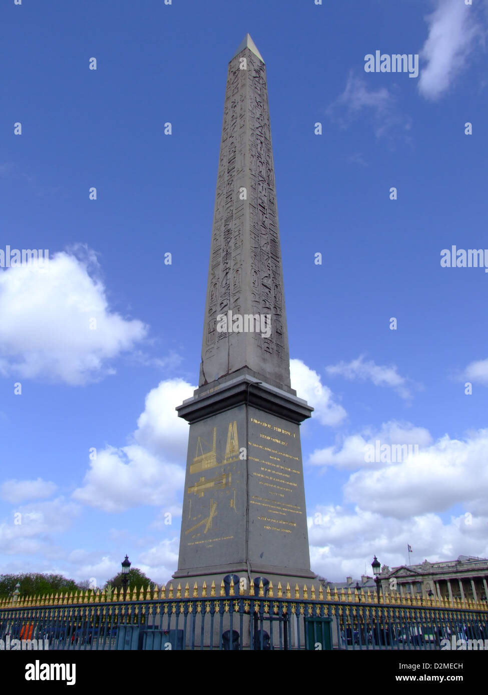 La place de la Concorde est l'une des places publiques les plus célèbres de Paris, située au bout des champs-Élysées. La place est dominée par l'Obélisque égyptien, un pilier monumental en pierre offert par l'Égypte au XIXe siècle. Ce site emblématique est un point de repère clé au cœur de Paris, représentant une importance historique et une beauté architecturale. Banque D'Images