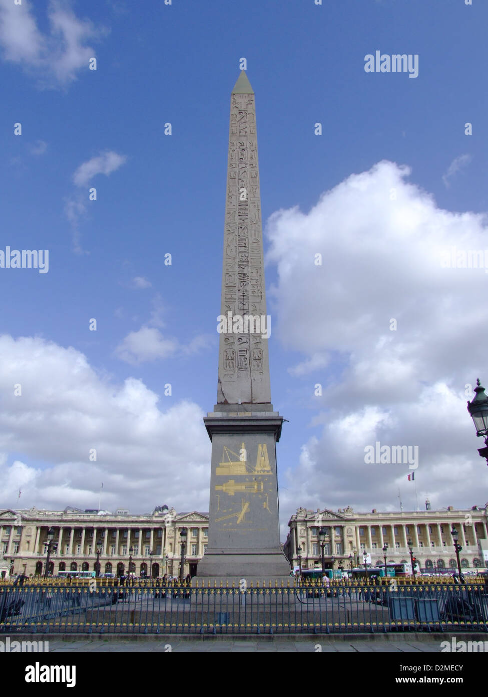 La place de la Concorde est une place publique majeure de Paris, en France, avec des monuments tels que l'Obélisque, le Ministère de la Marine et l'Hôtel de Crillon. Cette place a une signification historique et est connue pour ses caractéristiques architecturales étonnantes et son emplacement central à Paris. Banque D'Images