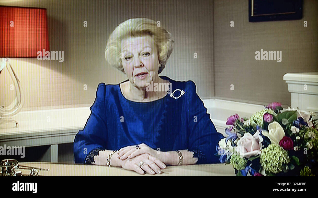 Une prise de télévision pour la chaîne de télévision néerlandaise NOS montre la reine Beatrix des Pays-Bas annonce son abdication le 28 janvier 2013. La Reine Beatrix a annoncé le 28 janvier 2013, dans un discours enregistré précédemment, qu'elle va abdiquer et donner le trône au Prince héritier Willem-Alexander le 30 avril 2013. EPA/AMENDEMENTS / DOCUMENT DOCUMENT usage éditorial uniquement/AUCUNE VENTE (répétition) de la qualité Banque D'Images