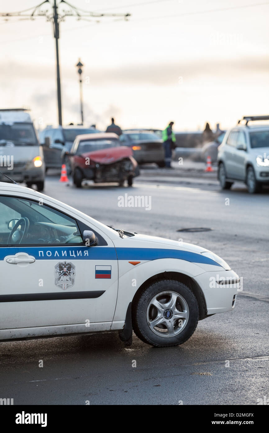 Voiture de police russe est sur le site de l'accident de voiture s'est écrasé sur le contexte à Saint-Pétersbourg, en Russie. Choc frontal. Banque D'Images