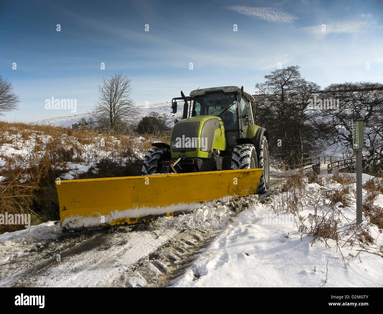 Farmer déblayer la neige chasse-neige avec pièce jointe sur le tracteur. Banque D'Images