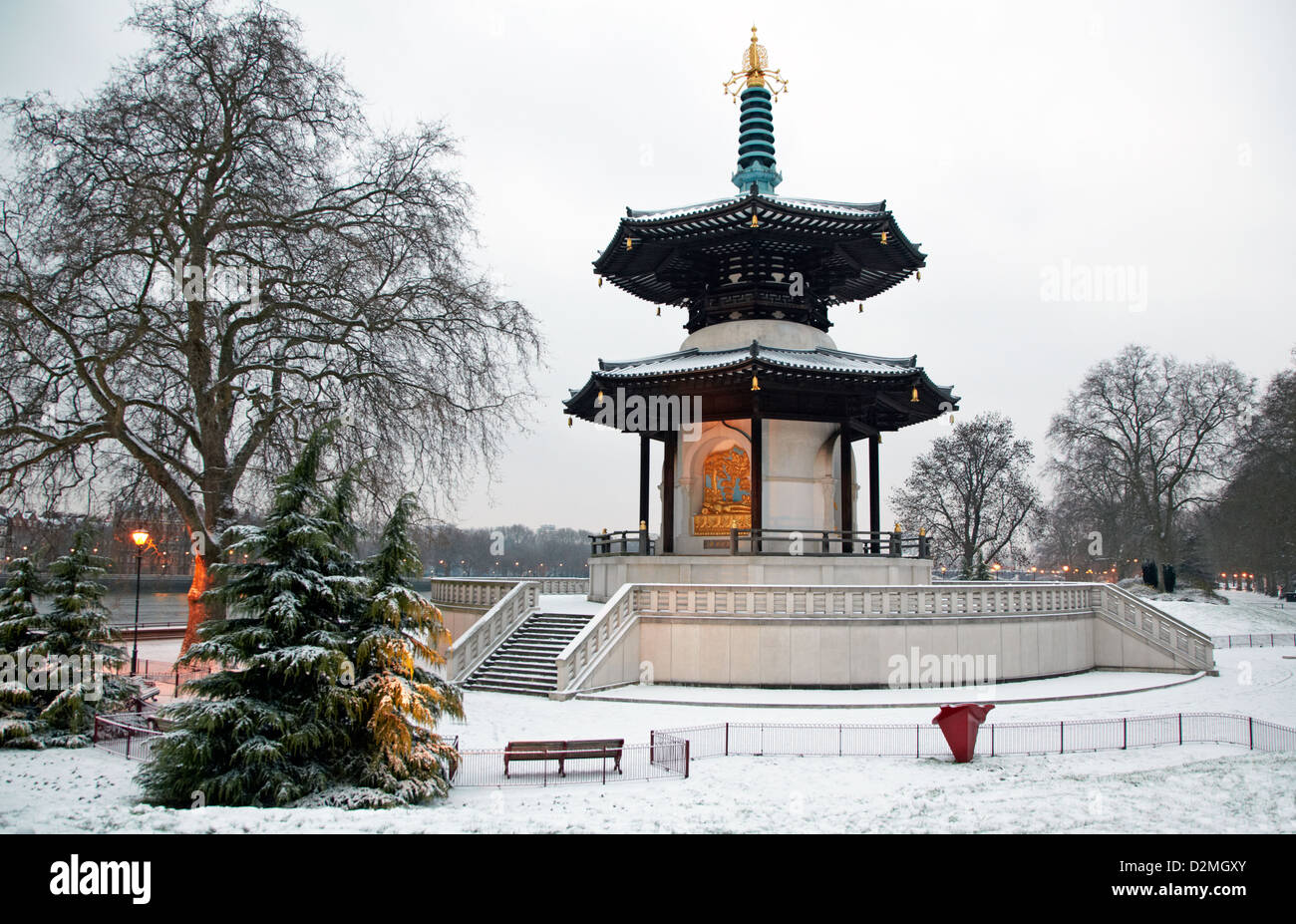 La Pagode de la paix en hiver Battersea Park London UK Banque D'Images