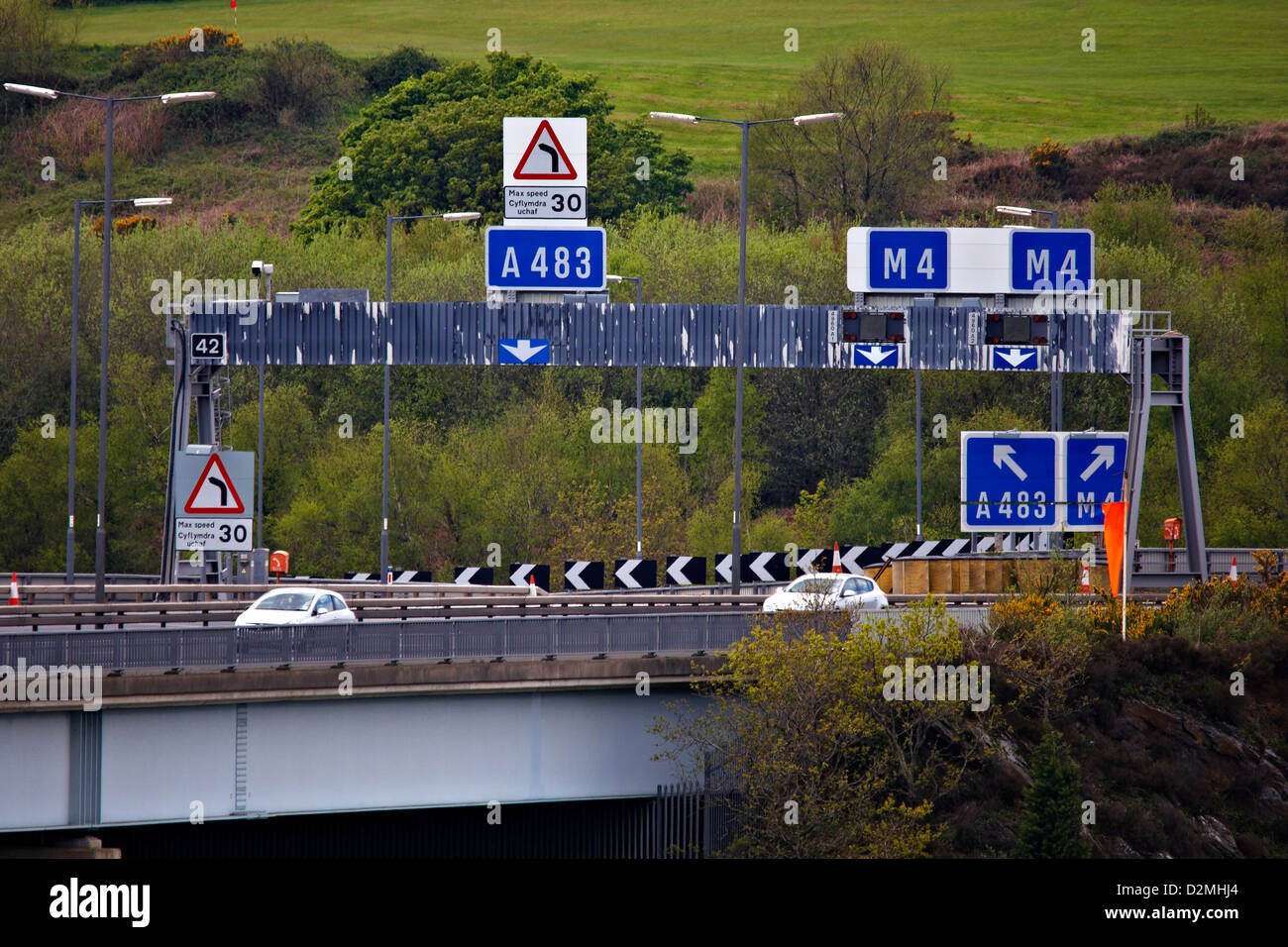 Niveau de l'oeil vue d'une concentration élevée de l'autoroute M4 avec le bras et signes près de Swansea, dans le sud du Pays de Galles Banque D'Images