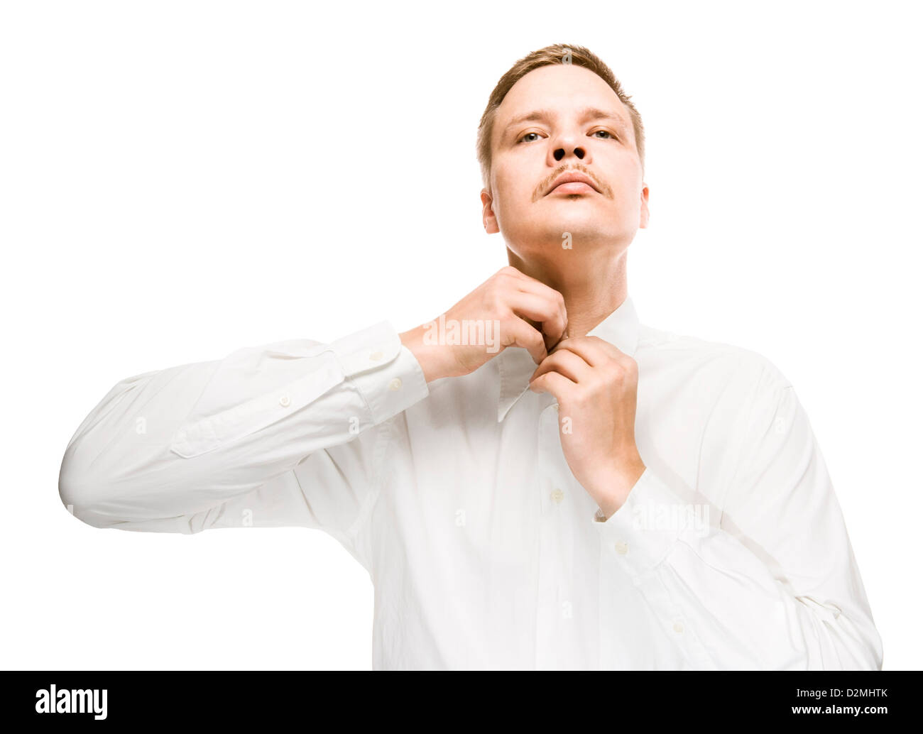 Les jeunes adultes professionnels à boutonner. Un homme à moustache drôle fermer  dernier bouton de sa chemise et se préparer à travailler Photo Stock - Alamy