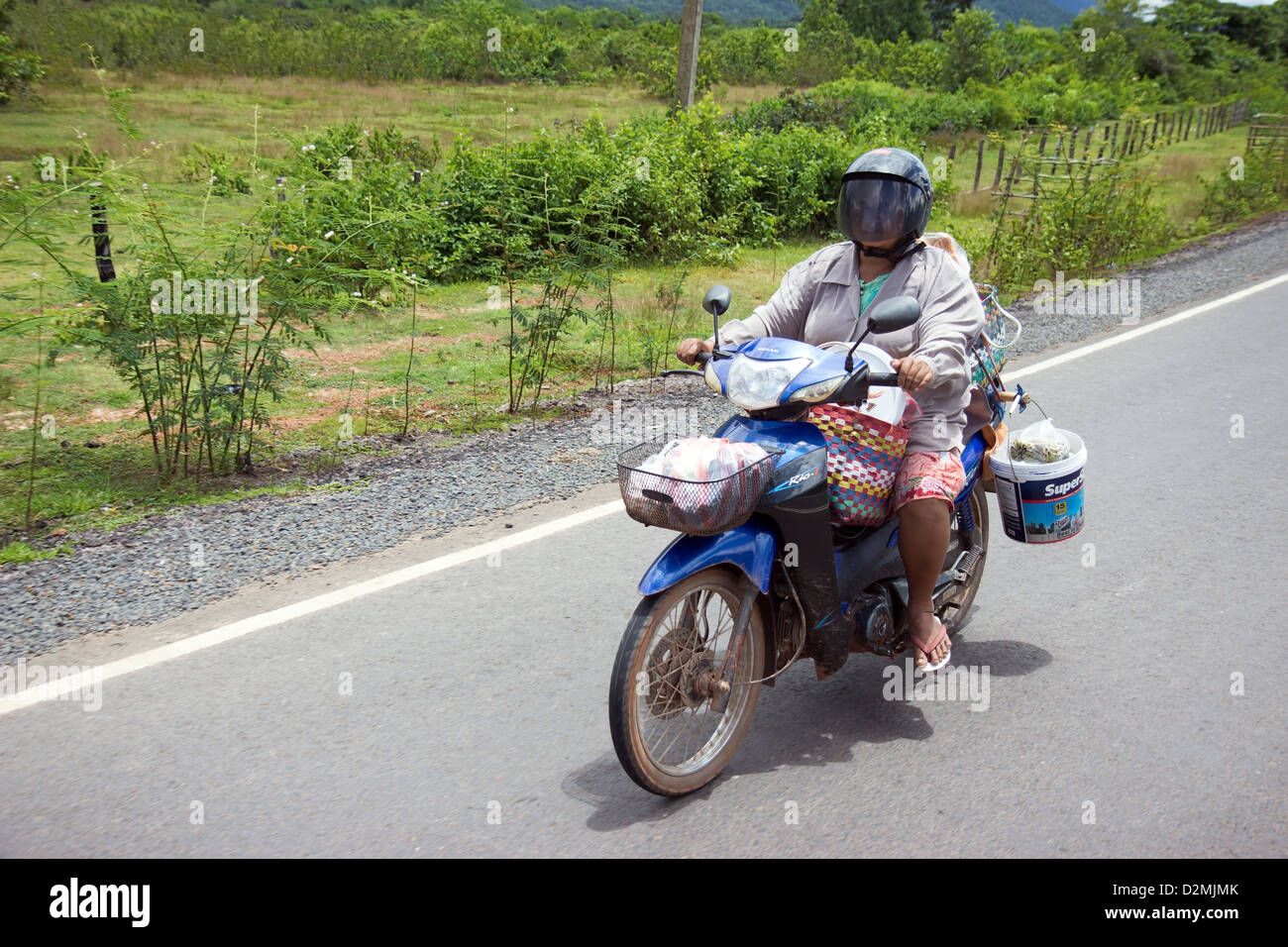 Femmes moto ride sur la route dans le sud du Laos Banque D'Images