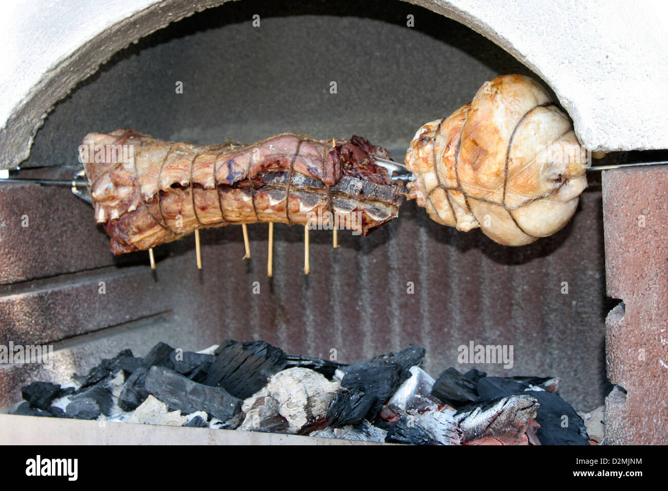 D'agneau et de poulet rôti sont sur un feu de barbecue Photo Stock - Alamy
