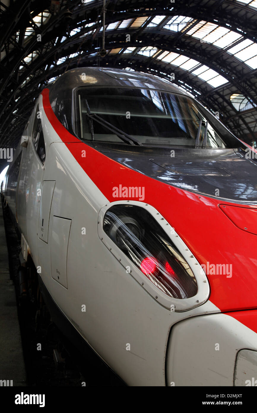 L'un des 'Freccia Rossa' voie rapide de trains sur la gare centrale de Milan à Milan Banque D'Images
