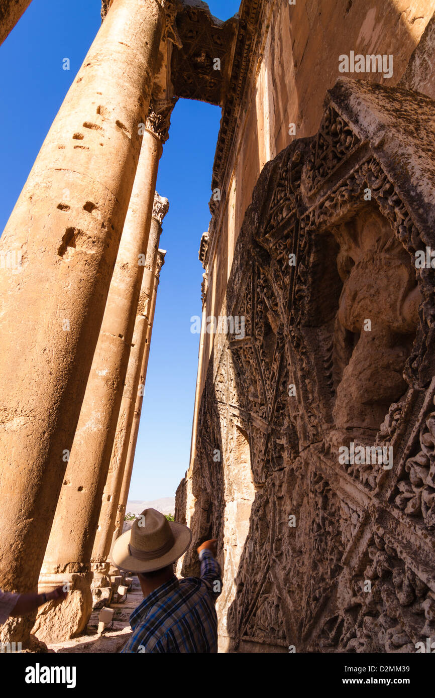 Un guide sur les reliefs du Temple de Bacchus. Baalbek, Liban Banque D'Images