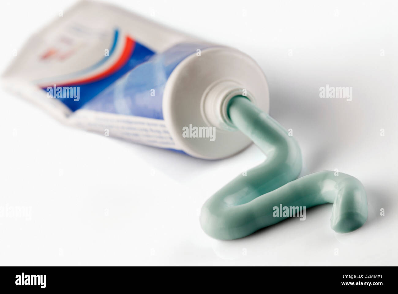 Squeezed toothpaste tube Banque de photographies et d'images à haute  résolution - Alamy