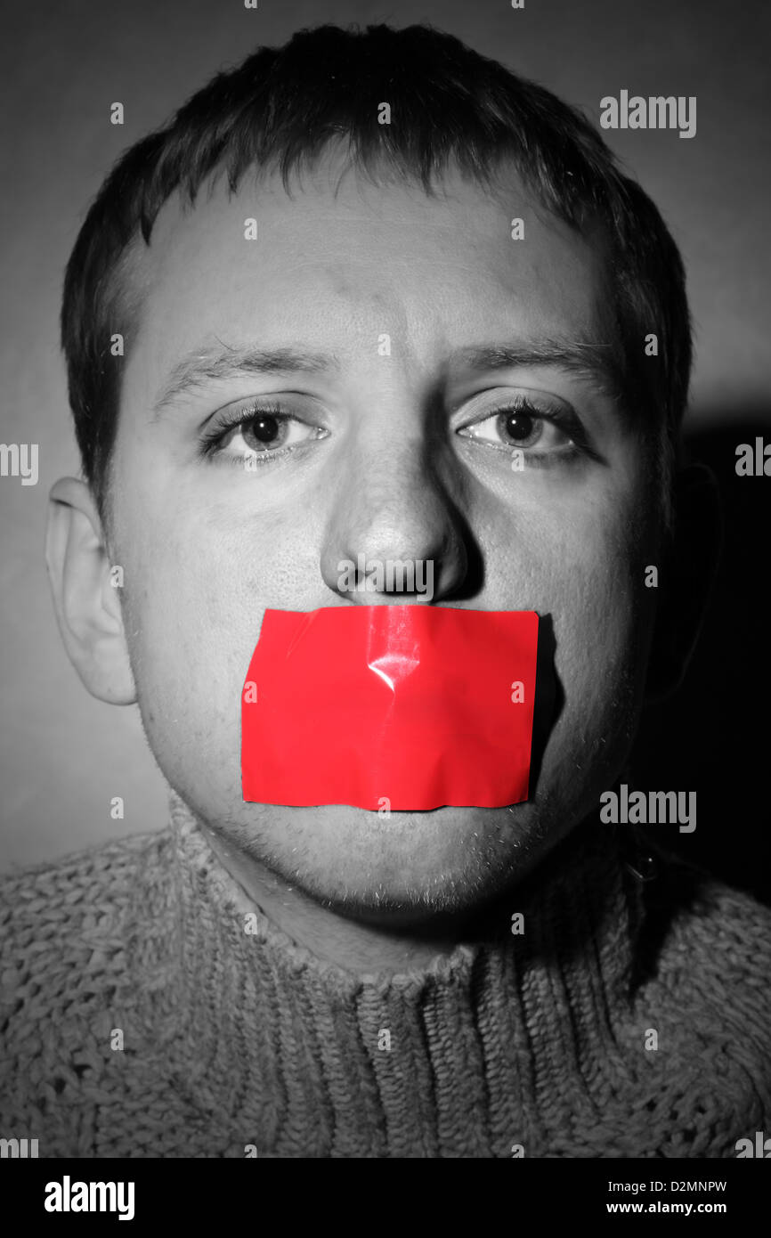 Homme avec bande rouge fermé la bouche, creative, symbolisant la lutte pour la liberté d'expression et contre la censure Banque D'Images