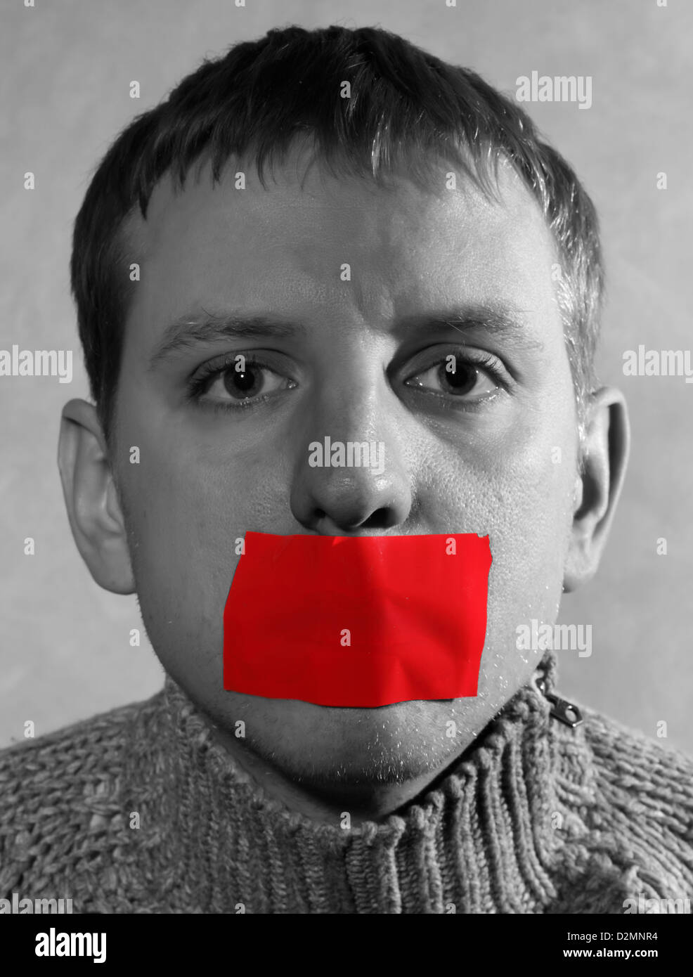 Homme avec bande rouge fermé la bouche, creative, symbolisant la lutte pour la liberté d'expression et contre la censure Banque D'Images