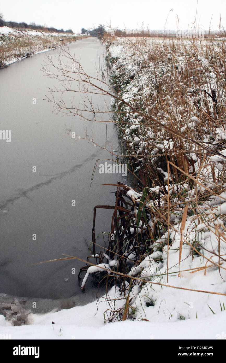 Une vue le long d'un ruisseau près de petits Hythe, dans le Kent, en Angleterre, le froid, un jour de neige Banque D'Images