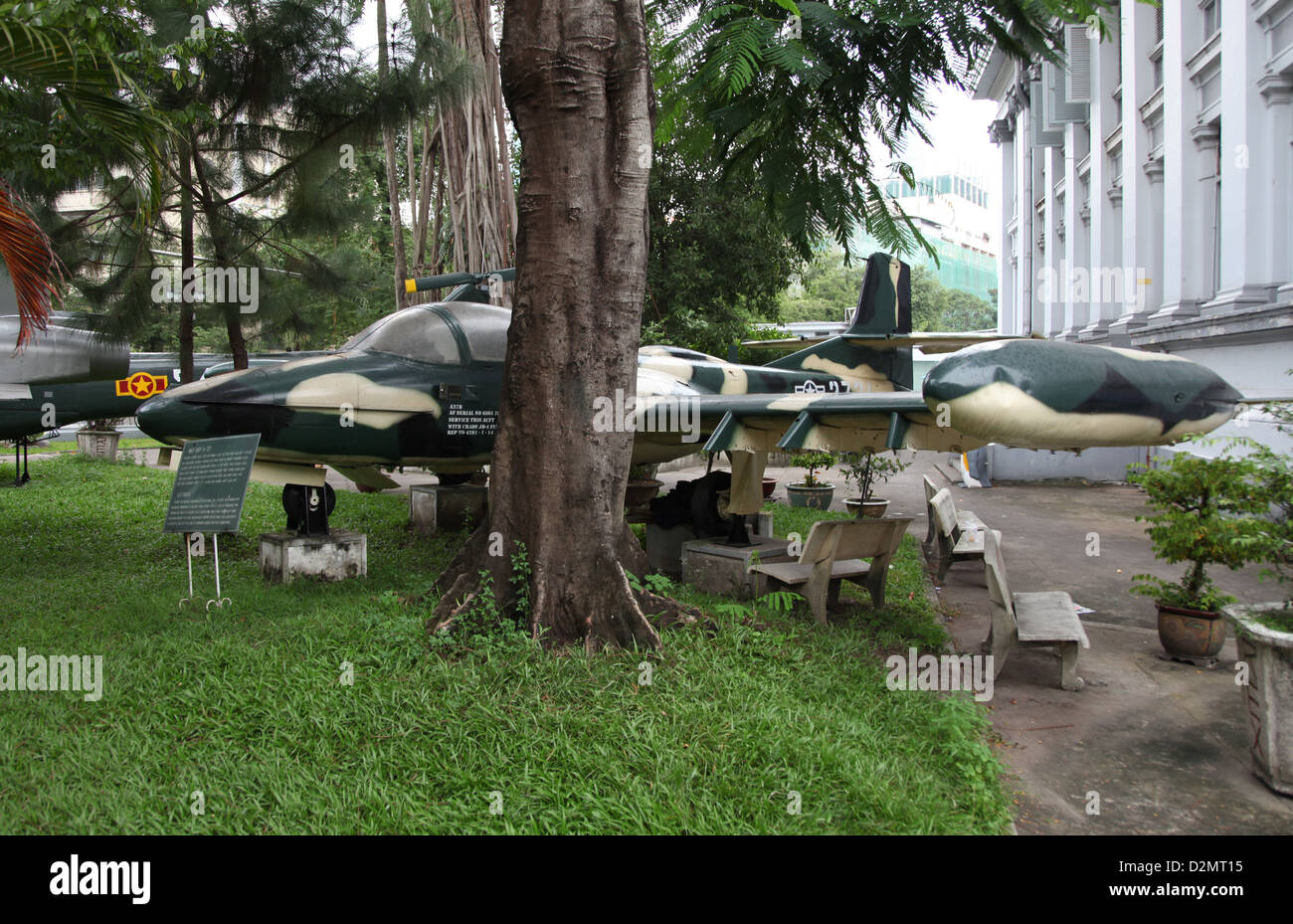 C'est une photo d'un avion américain de la guerre du Vietnam. C'est dans un musée à Saigon au Vietnam. L'avion américain est à l'extérieur Banque D'Images