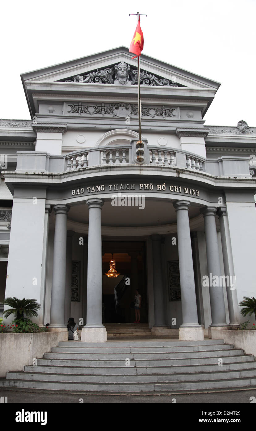 C'est une photo de Ho Chi Min Ville ou Saigon au Vietnam. Nous pouvons voir des bâtiments de style colonial comme des hôtels ou de musée ou de théâtre. Banque D'Images