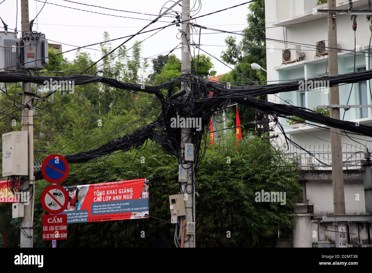 C'est une photo de fils électriques tous mélangés et collées sur un ...