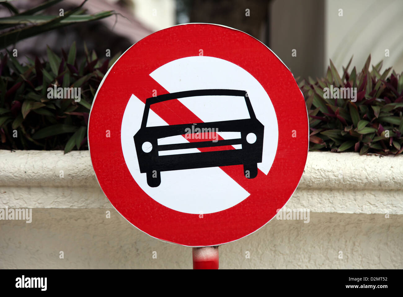 C'est une photo d'un panneau routier qui dit interdit pour les voitures de se garer ou lecteur dans sur ce chemin ou de la rue. Banque D'Images