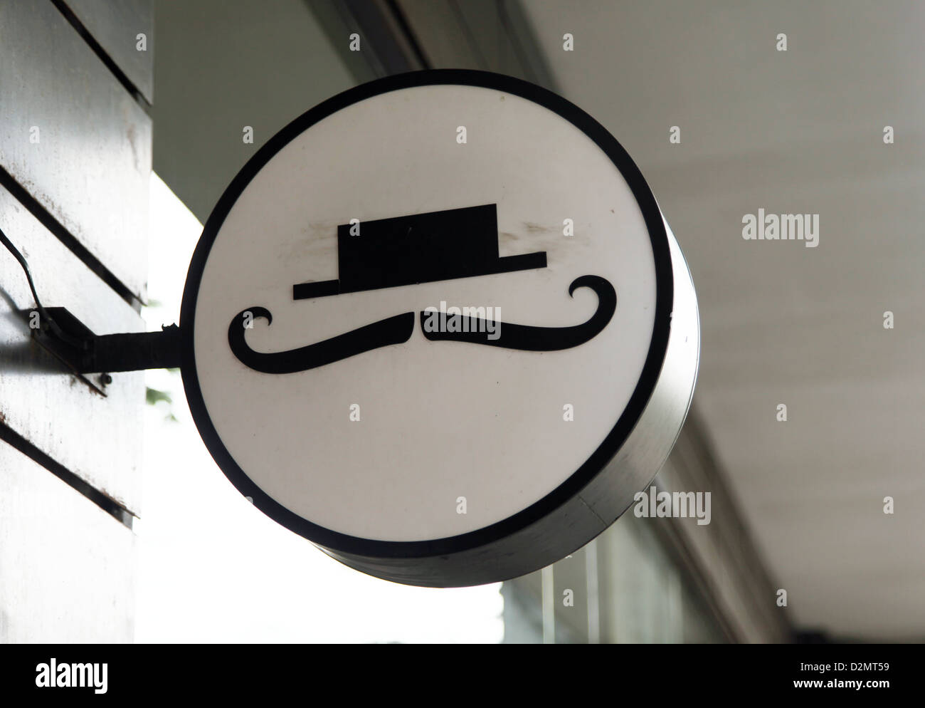 C'est une photo d'un panneau. C'est une moustache avec un chapeau noir. C'est symbolique et comme un simple logo ou design graphique Banque D'Images