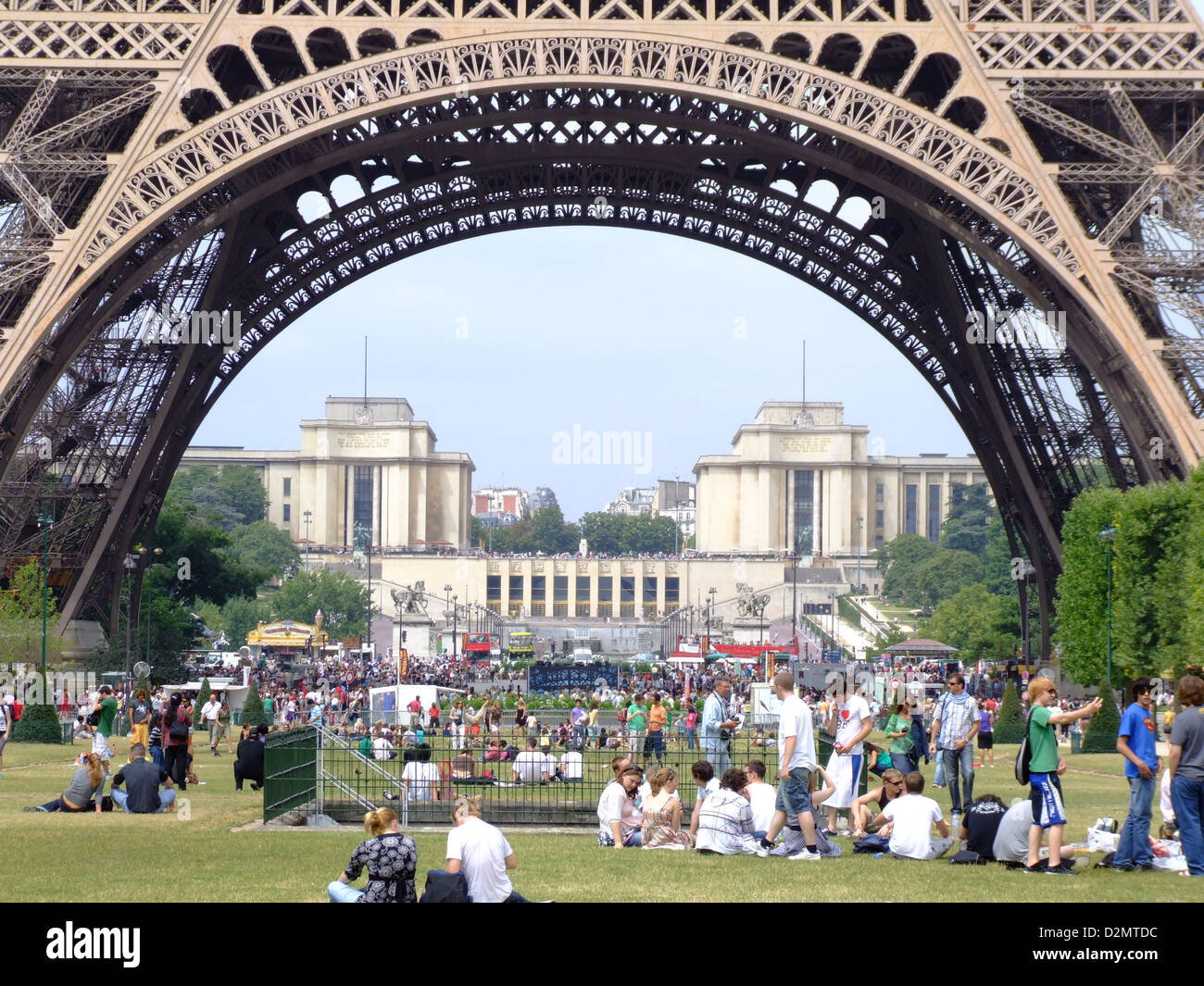 La Tour Eiffel, monument emblématique parisien, mesure 324 mètres de haut et a été achevée en 1889. C'est l'une des structures les plus reconnaissables au monde et une attraction touristique majeure à Paris, France. Banque D'Images