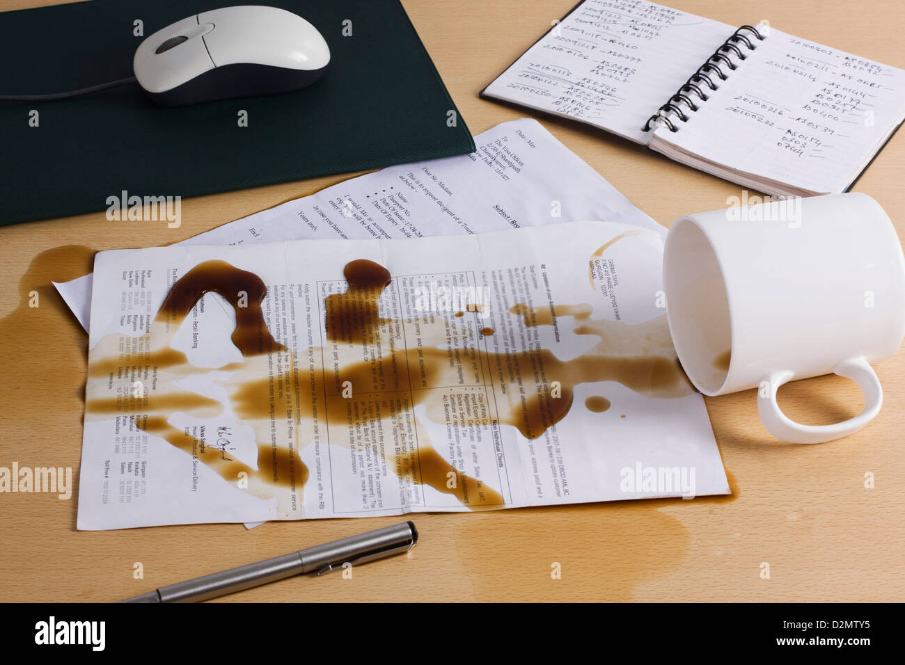 Renversé du café sur les documents sur un bureau Banque D'Images Renversé du café sur les documents sur un bureau Banque D'Images