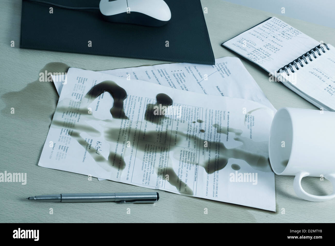 Renversé du café sur les documents sur un bureau Banque D'Images Renversé du café sur les documents sur un bureau Banque D'Images