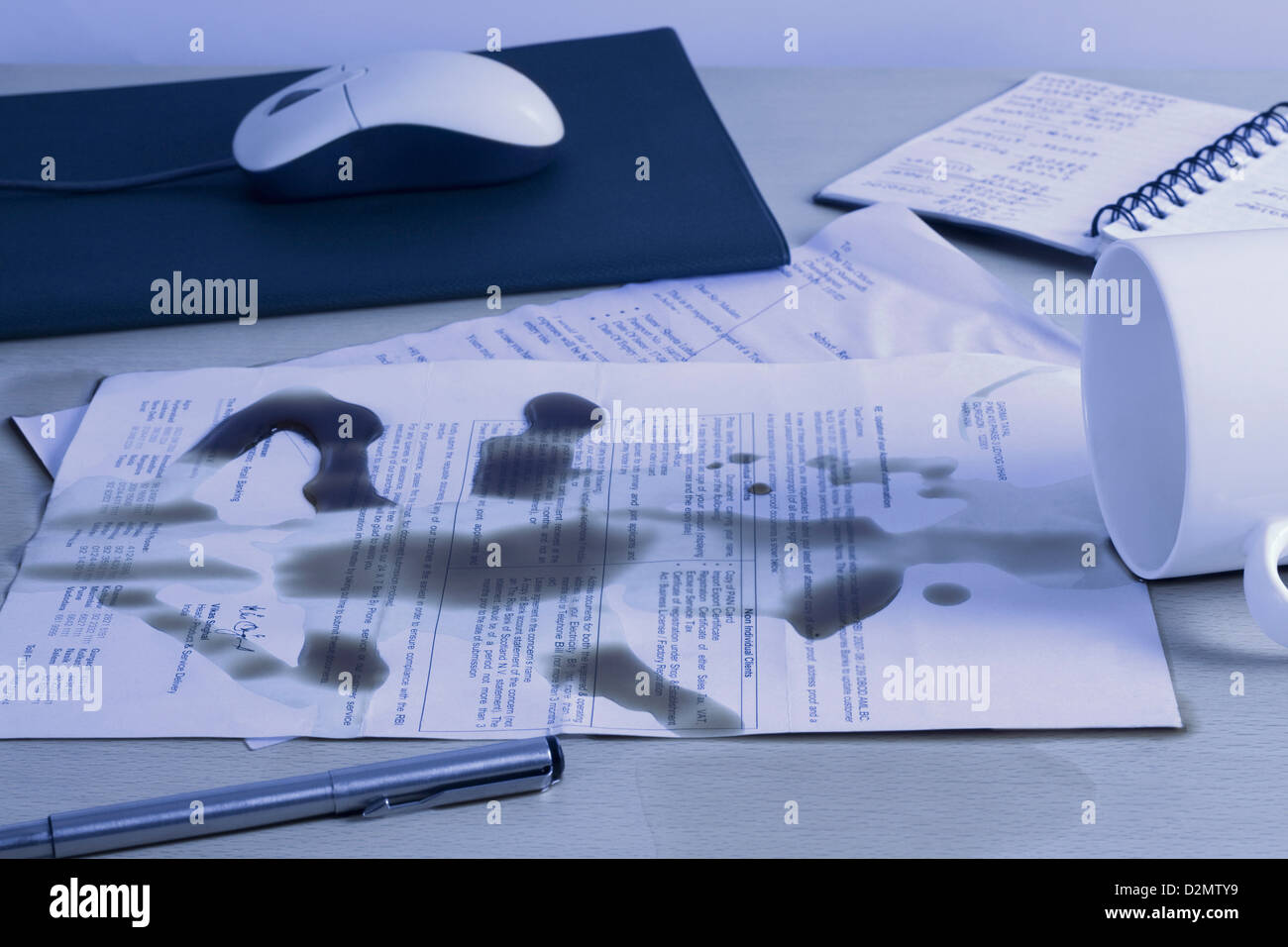 Renversé du café sur les documents sur un bureau Banque D'Images Renversé du café sur les documents sur un bureau Banque D'Images