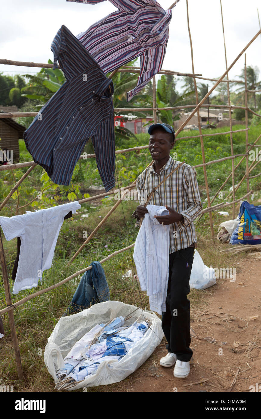 NAMPULA, MOZAMBIQUE, Mai 2010 : marché du dimanche - tee-shirts à vendre photo de Mike Goldwater Banque D'Images