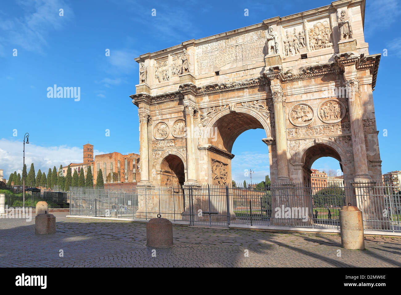 Célèbre Arc de Constantin aka de triomphe et Santa Francesca Romana église sur le Mont Palatin à Rome, Italie. Banque D'Images