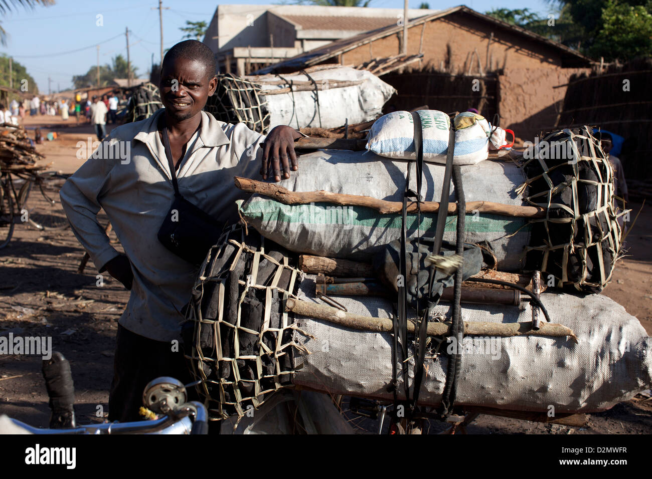 NAMPULA, MOZAMBIQUE, Mai 2010 : la prestation de charbon de porte à porte. Un sac de charbon se vend à 100 Mt, (environ 3,00). Banque D'Images