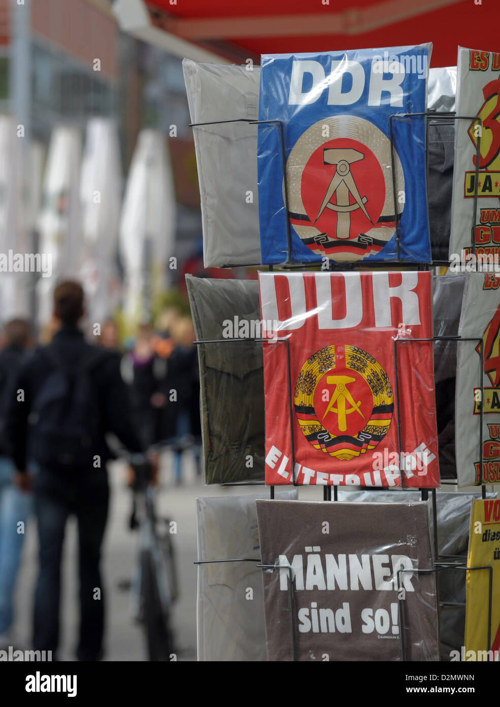 T-shirts avec l'emblème de la RDA sont illustrés en vente dans une rue d'Iéna, Allemagne, 26 octobre 2009. À ce moment, le projet documentaire "der dritte Weg" (La Troisième Voie) a été présentée en plusieurs lieux de la ville. Il traite de l'époque qui a initié la réunification allemande à l'automne 1989. Photo : Jan-Peter Kasper Banque D'Images