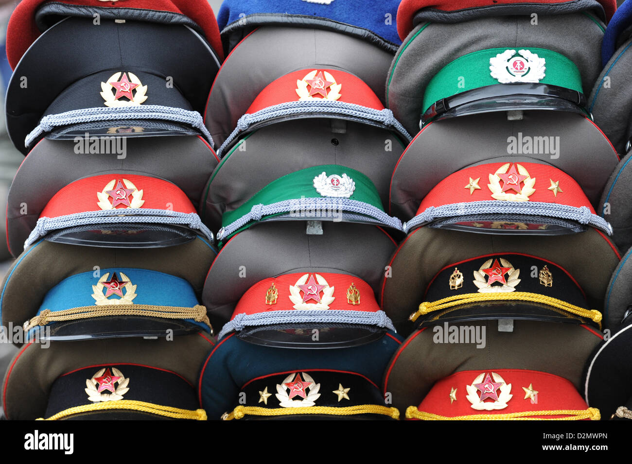 Chapeaux de la Nationale Volksarmee (Armée nationale populaire) et de l'ANV, de l'Armée Rouge sont offerts aux touristes sur un étal de souvenirs à Checkpoint Charlie à Berlin, Allemagne, 27 novembre 2012. Photo : Jens Kalaene Banque D'Images