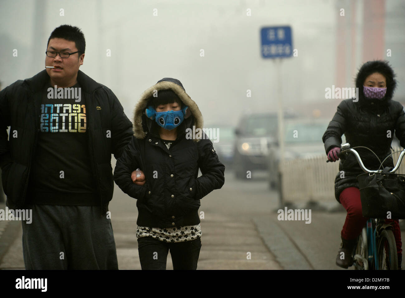 Deux femmes portent des masques dans la rue pendant une grave pollution à Pékin, en Chine. 29-Jan-2013 Banque D'Images