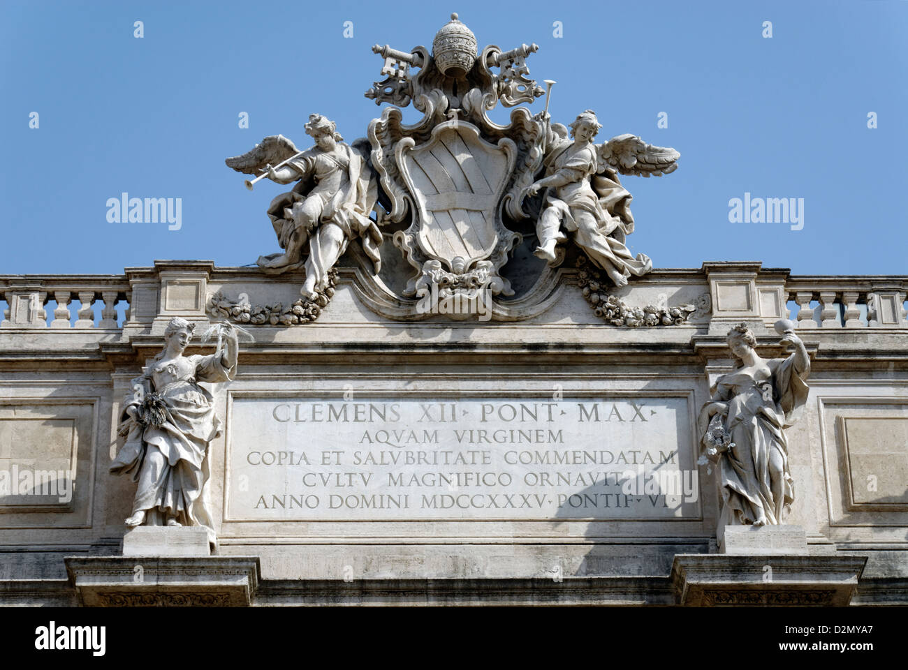 Rome. L'Italie. Sur le dessus de la fontaine de Trevi façade est le gigantesque des armoiries du pape Clément XII qui a commandé la construction. Banque D'Images