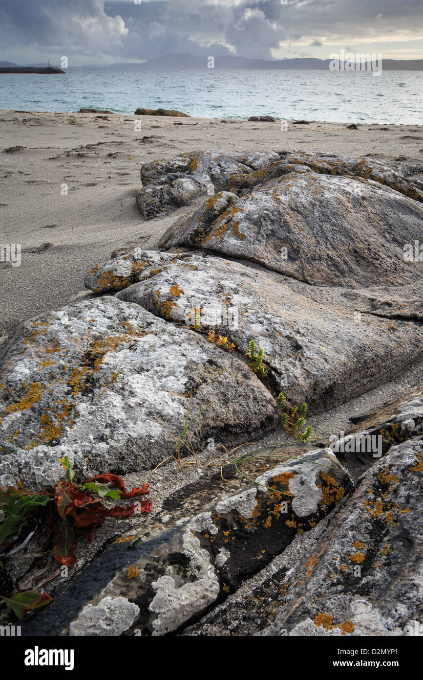 Eriskay plage et les rochers dans les Hébrides extérieures Banque D'Images