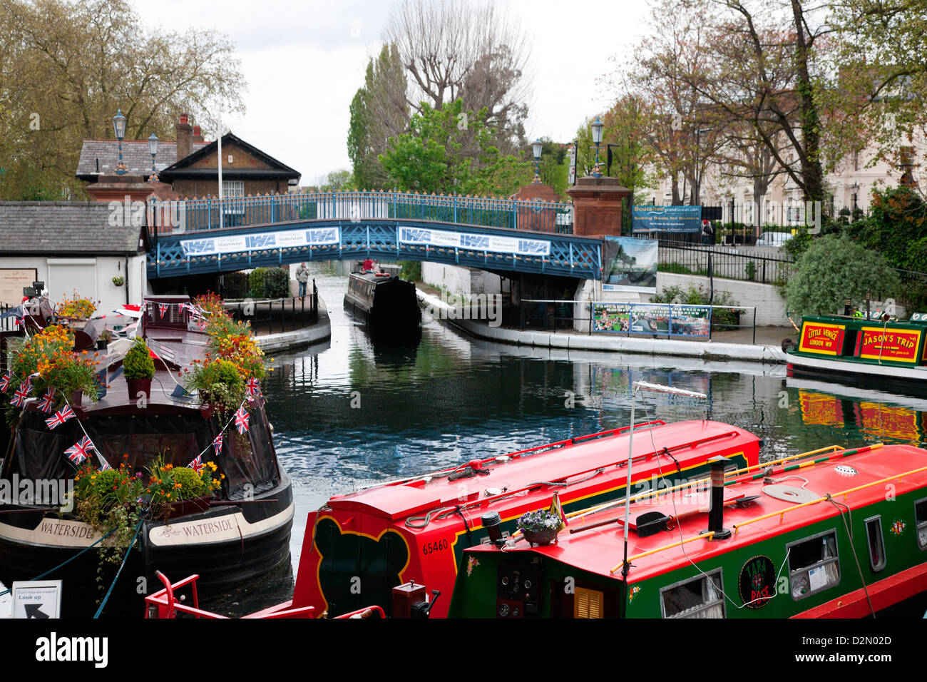 Le Grand Union Canal montrant le Westbourne Terrace Road Bridge, Little Venice, Maida Vale, London, England, UK Banque D'Images