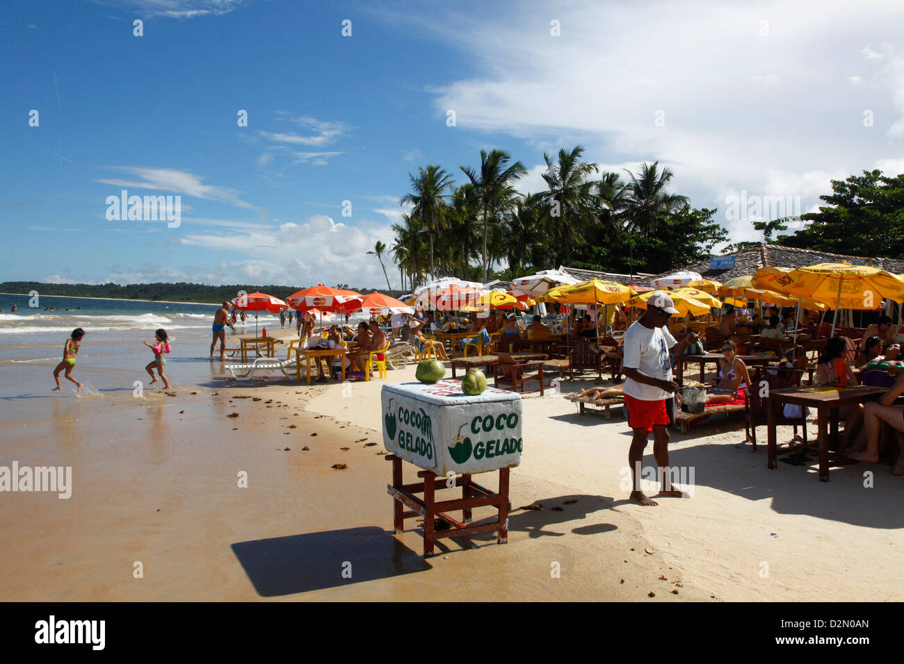 Personnes à Praia Dos Coqueiros beach, Trancoso, Bahia, Brésil, Amérique du Sud Banque D'Images